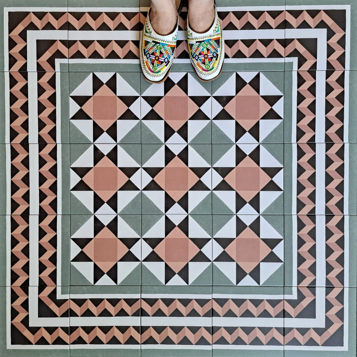 Farnham Manor Victorian style Side/Border Tile 20cm x 20cm