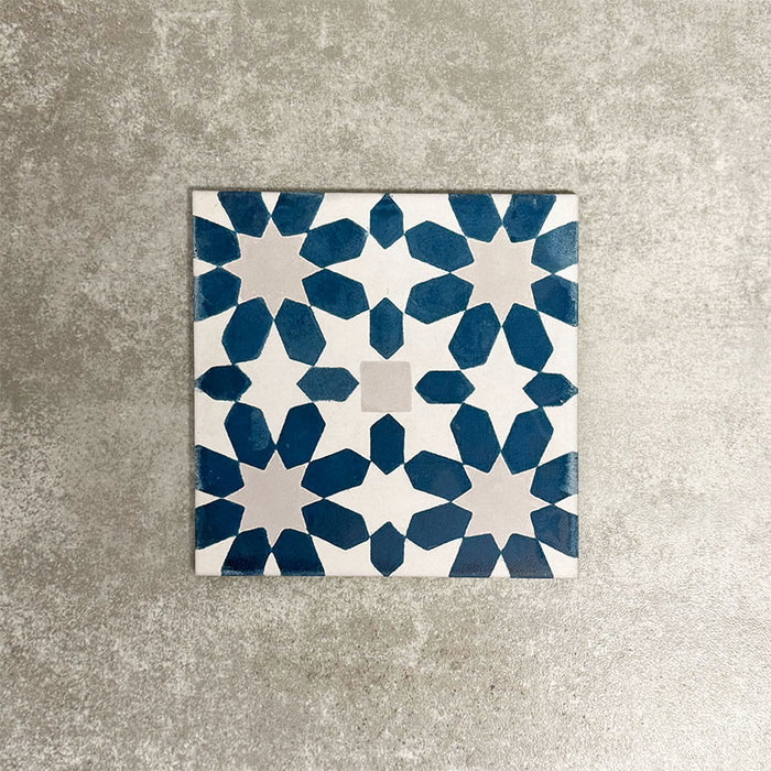 Souk Blue C 20×20cm Moroccan-style porcelain tile with a blue, white and grey geometric pattern.